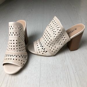Cream pattern mules